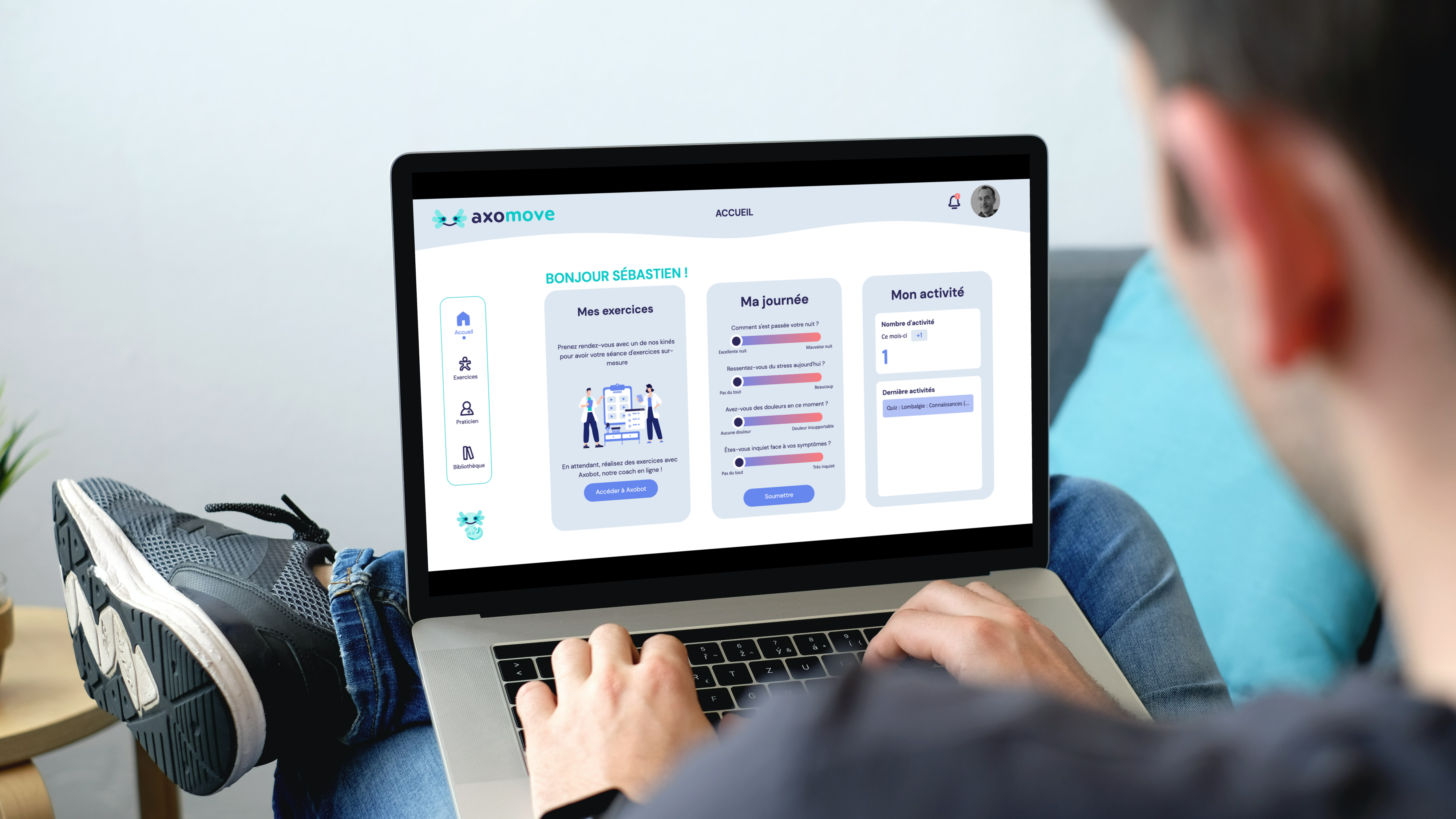 MacBook Pro in hands of a man_Capture d’écran 2022-06-17 à 10.18.03