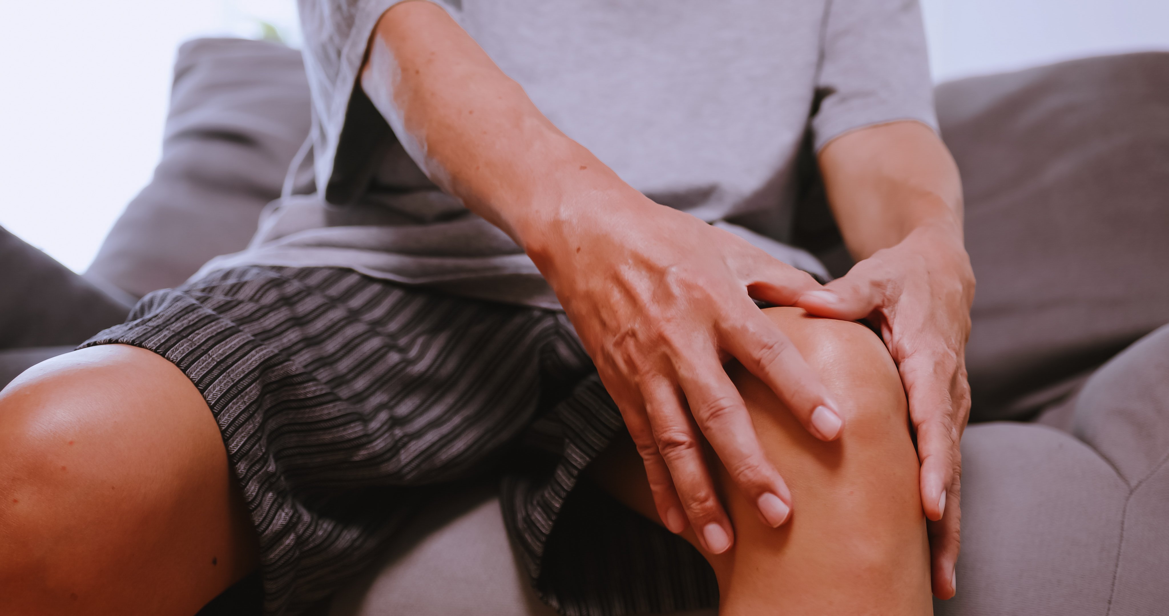 an-elderly-man-suffering-from-osteoarthritis-2023-11-27-05-14-00-utc