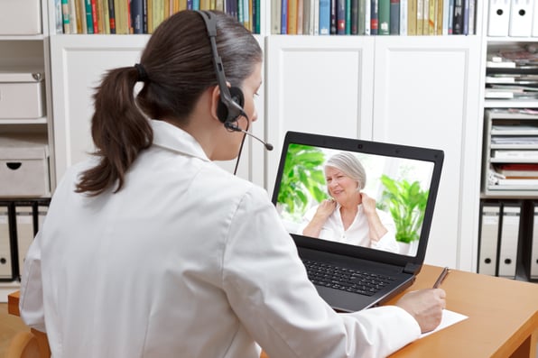 Séance de télésoin entre un praticien et un patient